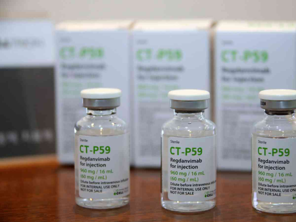 Informe asegura que medicamento usado en Europa no sería efectivo contra variantes del Covid-19